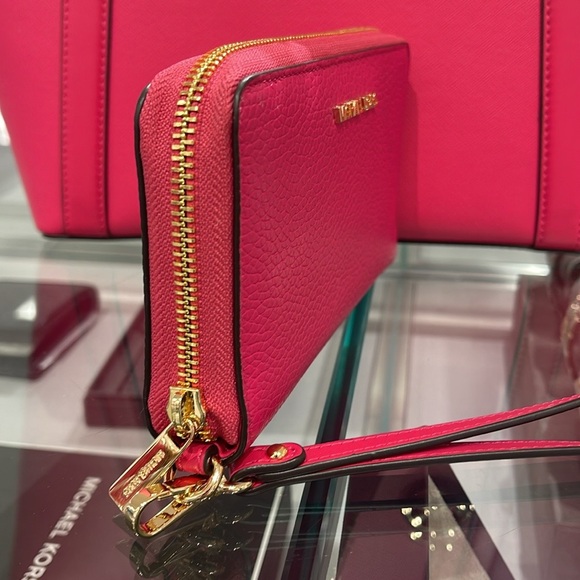 MICHAEL KORS LARGE FLAT MULTIFUNCTION PHONE CASE WALLET WRISTLET 
ELECTRIC PINK - Picture 15 of 16